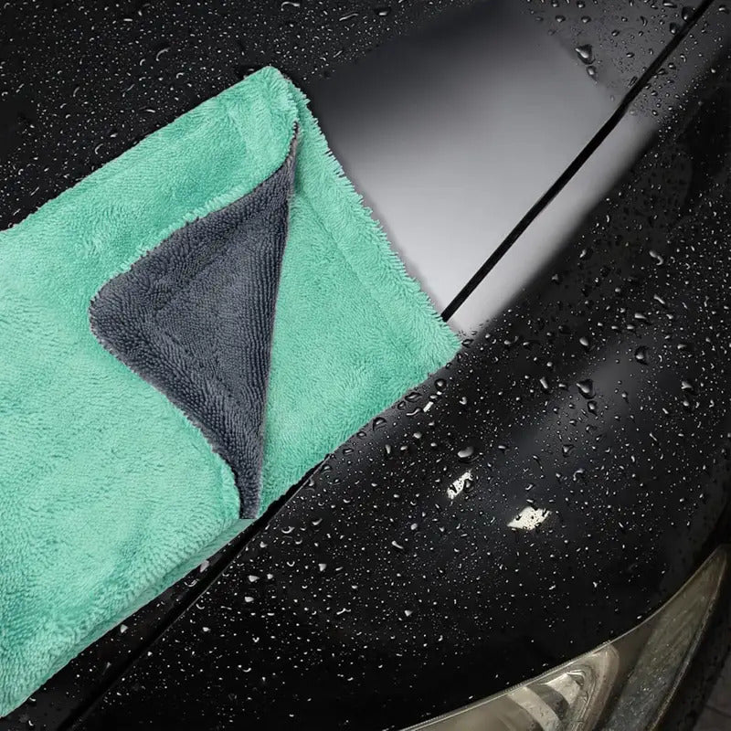 Microfibre vs peau de chamois : quel est le meilleur choix pour sécher sa voiture ?